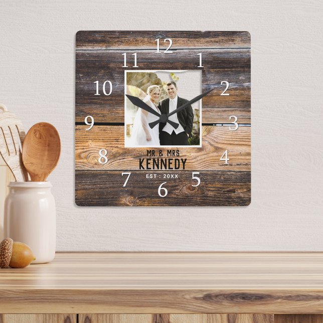 Rustic Wood Couple Photo Bröllop-årsdag Fyrkantig Klocka (Rustic Wood Couple Photo Wedding Anniversary Square Wall Clock)