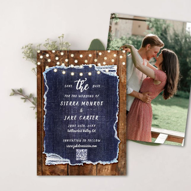 Rustic Wood Denim QR-kod Foto Bröllop Spara Datum Inbjudningar (rustic wedding save the date cowboy barn wood denim string lights ranch country western qr code)