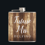 Rustic Wood & Fairy Ljus Future Monogrammed Fickplunta<br><div class="desc">Rustic Wood & Fairy Ljus Future Monogrammed Flask är perfektens gåva till bruden.  Med laved och mini string ljus accents,  kommer hon att kärlek med sig sin nya gifta namn på anpassningsbar-kolven på sin bachelorette-fest.  Anpassa med namn genom att klicka på "Anpassa det"!</div>