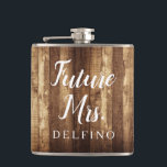 Rustic Wood & Fairy Ljus Future Monogrammed Fickplunta<br><div class="desc">Rustic Wood & Fairy Ljus Future Monogrammed Flask är perfektens gåva till bruden.  Med laved och mini string ljus accents,  kommer hon att kärlek med sig sin nya gifta namn på anpassningsbar-kolven på sin bachelorette-fest.  Anpassa med namn genom att klicka på "Anpassa det"!</div>