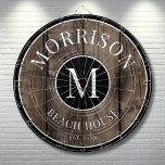 Rustic Wood Family Namn Darttavla<br><div class="desc">Den här ritytan är perfekten till ditt familjestrandhus, sjö hus, spelrum, människogrottor med mera. Den har ett djärvt inledande monogram i mitten, där din familj namn stolt visas överst. Grund står "Beach House", men det kan anpassas till alla platser, teman eller tillfälle. Utformningen kombinerar en rustik träbakgrund med ett slående...</div>