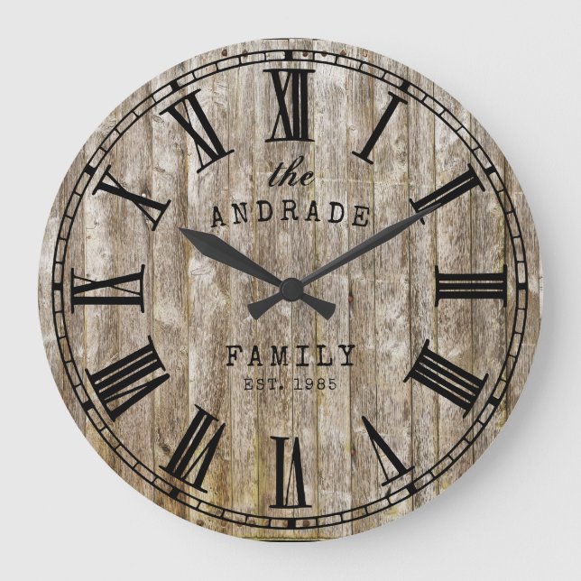 Rustic Wood Family Namn Roman Numeral Farmhouse Stor Klocka (Framsida)