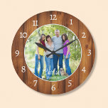 Rustic Wood Family Photo Keepsak med Namn Stor Klocka<br><div class="desc">Ditt familjefoto och namn visas bakom en rustisk tränumrering av ram och analog numrering.</div>