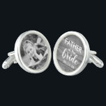 Rustic Wood Far i Bride Photo Cufflinks<br><div class="desc">"Far i Bride Photo Cufflinks" är ett vackert utformat, hjärtskärande tillbehör som innesluter det eviga bandet mellan en dotter och hennes far på hennes bröllopsdag. Dessa kopplingar är designade med ditt favoritfoto på den ena länken med texten "far av bruden" på den andra, vilket gör att far i bruden kan...</div>