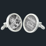 Rustic Wood Far i Bride Photo Cufflinks<br><div class="desc">"Far i Bride Photo Cufflinks" är ett vackert utformat, hjärtskärande tillbehör som innesluter det eviga bandet mellan en dotter och hennes far på hennes bröllopsdag. Dessa kopplingar är designade med ditt favoritfoto på den ena länken med texten "far av bruden" på den andra, vilket gör att far i bruden kan...</div>