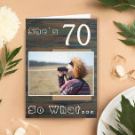 Rustic Wood Funny 70:e födelsedagsfoto Kort<br><div class="desc">70 Så vilket Rustic Wood Funny 70:e födelsedagsfotokort. Det är ett inspirerande och lustigt citat. Hon är 70. Så vad är på en rustisk mörks träbakgrund och är perfekt för en människa med en känsla av humor. Du kan ändra ålder och anpassa den med fotot.</div>