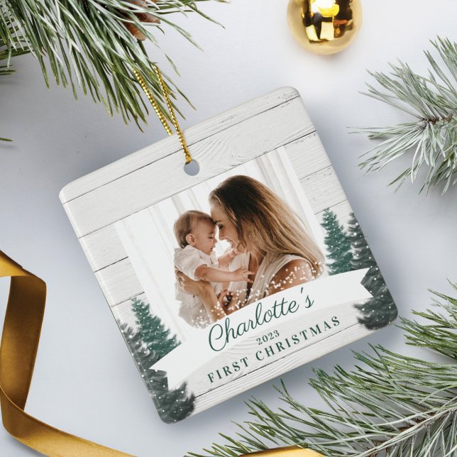 Rustic Wood Gräs Träd Baby Första julfoto Julgransprydnad Keramik (Rustic Wood Pine Trees Baby First Christmas Photo Ceramic Ornament)
