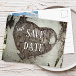 Rustic Wood Heart Photo Save Date Meddelande Vykort<br><div class="desc">Grattisar på din förlovning! Spara datum meddelande är det första stora steget i planeringen av bröllop processaa! Den här designen har en rustik känsla med ett gravt hjärta på en träd med ditt monogram, spara vykortet med ett stort foto på baksidan av kortet. Teckensnittet kan vara ett annat storlek, färg...</div>