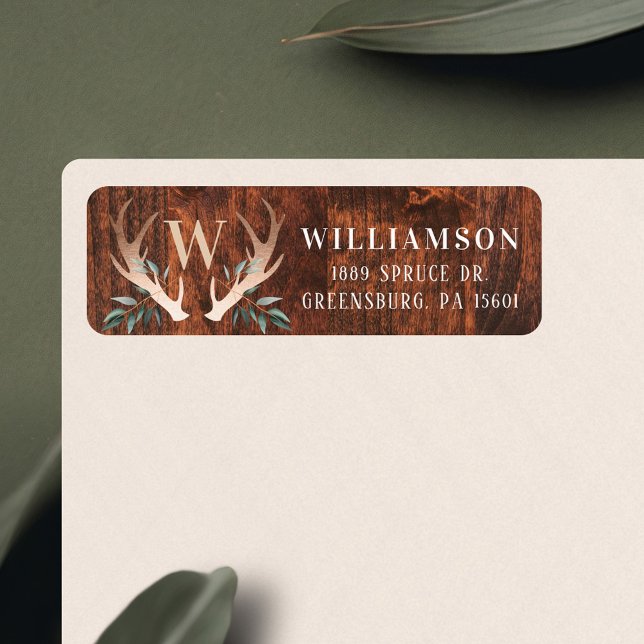 Rustic Wood Hjort Antler & Greenery Family Monogra Returadress Etikett (Rustic Wood Deer Antler & Greenery Family Monogram Label)