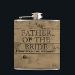 Rustic Wood Landsbyggsbröllop | Bridens far Fickplunta<br><div class="desc">Anpassade lustigt Far i briden bröllop-kolven med bakgrund av gamla lada-träskivor. Det står "Far i Bride" i det traditionella stil, svarta huvudstaden brev. Under den står det "Jag Överlevt Bröllop!" i alla svarta huvudstäder. Lustigt, rustik bröllopsfest-gåva till Far i Bride. Skapa matchningsfördelar för bröllopsfestens medlemmar genom att ändra texten. Anpassa...</div>