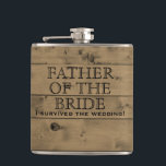 Rustic Wood Landsbyggsbröllop | Bridens far Fickplunta<br><div class="desc">Anpassade lustigt Far i briden bröllop-kolven med bakgrund av gamla lada-träskivor. Det står "Far i Bride" i det traditionella stil, svarta huvudstaden brev. Under den står det "Jag Överlevt Bröllop!" i alla svarta huvudstäder. Lustigt, rustik bröllopsfest-gåva till Far i Bride. Skapa matchningsfördelar för bröllopsfestens medlemmar genom att ändra texten. Anpassa...</div>