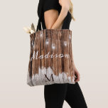 Rustic Wood Lanternes Bridesmaid Trendig Monogram Tygkasse<br><div class="desc">Vår anpassningsbar monogram till väskan är försedd med ett rustiskt vitt och brunt trä och ett lternt. Anpassa med ditt namn och inledande. Visa vår produktserie i vår Zazzle-butik.</div>