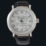 Rustic Wood look 5:e Bröllop-årsdagen Armbandsur<br><div class="desc">Den klassiska gåvan till femårsdagen är trä. Med detta i åtanke har vi skapat den moderna femårsjubileumsdesignen med romerska siffror, ert datum namn och bröllop. Sammansatt design efter Helgdag Hearts-design (reserverade höger). Om du har några frågor eller behöver hjälp med designen innan du köper den, meddela oss eller skicka e-post...</div>