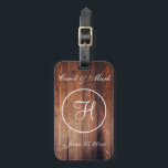 Rustic Wood look Bröllop Monogram Bagagebricka<br><div class="desc">Anpassade Monogram Namn / Initial och Datum i vit text - mot en träbakgrund. Enkel,  och Charming!</div>