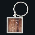 Rustic Wood look Bröllop Monogram Fyrkantig Silverfärgad Nyckelring<br><div class="desc">Anpassade Monogram Namn,  Initial och Date in White Text - på en Wood-look-bakgrund. Enkel,  och Charming!</div>