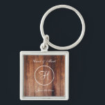 Rustic Wood look Bröllop Monogram Fyrkantig Silverfärgad Nyckelring<br><div class="desc">Anpassade Monogram Namn,  Initial och Date in White Text - på en Wood-look-bakgrund. Enkel,  och Charming!</div>