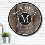 Rustic Wood Monogram Family Namn Stor Klocka<br><div class="desc">Den här strålande klockan är perfekten till ditt familjestrandhus, sjö hus, spelrum, människogrottor med mera. Den har ett djärvt inledande monogram i mitten, där din familj namn elegant visas överst. Grund står "Beach House", men det kan anpassas till alla platser, teman eller tillfälle. Utformningen parar en rustik träbakgrund med ett...</div>