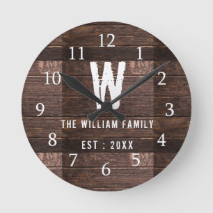Rustic Wood Monogrammed Family Namn Rund Klocka