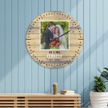 Rustic Wood Newly Wed Photo Bröllop-årsdag   Stor Klocka<br><div class="desc">Unik jubileumskur som kan anpassas med ett par foto,  namn och ett etablerat år. Den rustiska bröllop-klockan med en nedtryckt träeffekt ger en underbar gåva till bröllop,  årsdagar och ny uppvärmning av hemmet.</div>
