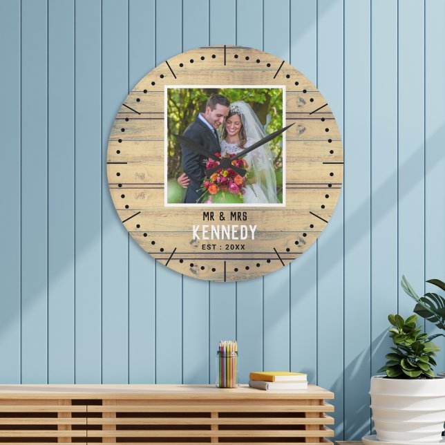  Rustic Wood Newly Wed Photo Bröllop-årsdag   Stor Klocka (Rustic Wood Newly Wed Photo Wedding Anniversary Large Clock)
