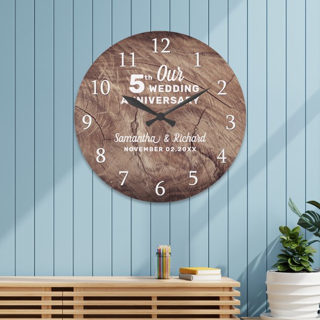 Rustic Wood Personlig 5:e Bröllop-årsdagen Stor Klocka (Rustic Wood Personalized 5th Wedding Anniversary Large Clock)