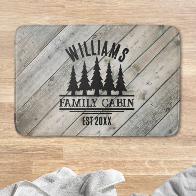 Rustic Wood Personlig Family Cabin Namn Est Badrumsmatta (Rustic Wood Personalized Family Cabin Name Est Bath Mat)