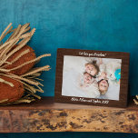 Rustic Wood Personlig Namn Photo Plaque<br><div class="desc">Ett vackert sätt att visa mormor hur mycket de bryr sig, den här söta fotoplaketten visningar dina barns foto på en rustik träbakgrund - perfekt för visning i hemmet, på kontoret. Den här designen är personlig med "We kärlek you Grandma!" överst i handskrivet manustypografi, och namnen på de barn som...</div>