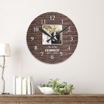 Rustic Wood Personlig Photo Bröllop-årsdag Rund Klocka<br><div class="desc">Bröllop klockar för att anpassa sig med parets foto och efternamn. Bakgrunden till det rustiska träet tillför en chic i land. En underbar gåva till bröllop,  jubileumsdagar och en ny hemmabruk.</div>