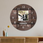 Rustic Wood Personlig Photo Bröllop-årsdag Stor Klocka<br><div class="desc">Bröllop klockar för att anpassa sig med parets foto och efternamn. Bakgrunden till det rustiska träet tillför en chic i land. En underbar gåva till bröllop,  jubileumsdagar och en ny hemmabruk.</div>