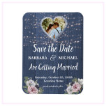 Rustic Wood Photo Blommigt Bröllop spara datum Magnet<br><div class="desc">Den här vackra vattenfärgen Rustic Romantic Wood Twinkle Ljus Blommigt Spara datum magneter har en blå bakgrund av skiffer med rosa och vita blommor, med bara en liten bit lila, som markeras med ett foto av bruden och trippen. Kammusslor är en perfekt som åtföljer de vackra blommorna. Ett bra designval...</div>