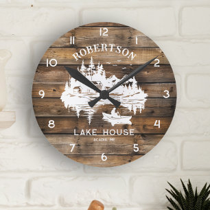 Rustic Wood Sjö House Scene Family Namn Rund Klocka