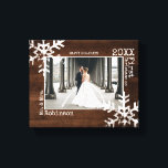Rustic Wood Snowflake Newlyaged julfoto Canvastryck<br><div class="desc">Anpassa arbetsytan med ett foto från bröllop eller ett foto av dig och din nya make eller fru som njuter av livet tillsammans. Perfekt för den här arbetsytan innehåller snöflingor och typsnittet skrivmaskin.</div>