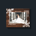 Rustic Wood Snowflake Newlyaged julfoto Canvastryck<br><div class="desc">Anpassa arbetsytan med ett foto från bröllop eller ett foto av dig och din nya make eller fru som njuter av livet tillsammans. Perfekt för den här arbetsytan innehåller snöflingor och typsnittet skrivmaskin.</div>