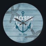 Rustic Wood Starfish Anpassningsbar Family Beach H Stor Klocka<br><div class="desc">Rustik- och elegant-blå trädesign. Starfish frimärke överlägg med fast fästpunkt. Anpassningsbar-familjens namn i fet sans serif-typsnitt och chic-skriptfamiljens typografi. All text är justerbar. Fin design för strandhus,  semesterhem,  båt eller nautisk hemdekanter.</div>