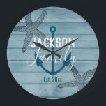 Rustic Wood Starfish Anpassningsbar Family Beach H Stor Klocka<br><div class="desc">Rustik- och elegant-blå trädesign. Starfish frimärke överlägg med fast fästpunkt. Anpassningsbar-familjens namn i fet sans serif-typsnitt och chic-skriptfamiljens typografi. All text är justerbar. Fin design för strandhus,  semesterhem,  båt eller nautisk hemdekanter.</div>