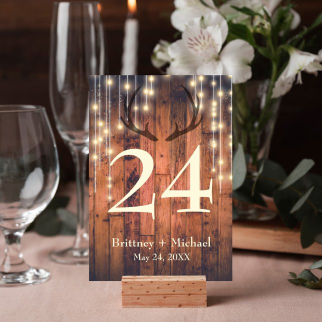 Rustic Wood String Light Antler Bord Card Bordsnummer (Rustic wood string lights antler design table number card is perfect for your wedding reception.)