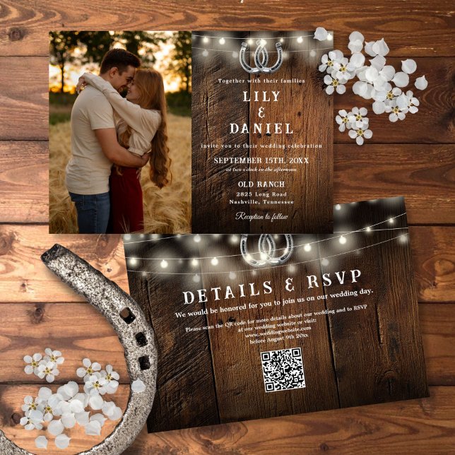Rustic Wood String Lights Photo QR Code Wedding Inbjudningar (Rustic Wood String Lights Photo QR Code Wedding Invitation)