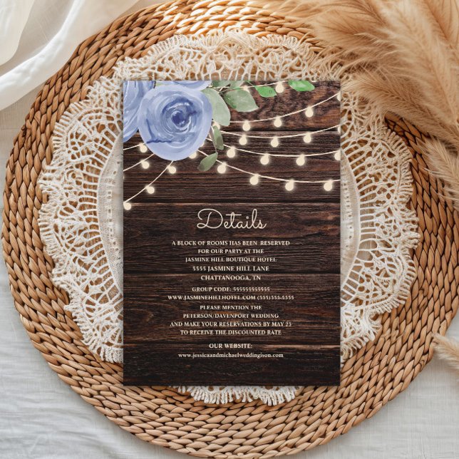 Rustic Wood String Ljus Blue Blommigt Bröllop Tilläggskort (Rustic wood with dusty blue watercolor floral and string lights wedding details enclosure card)