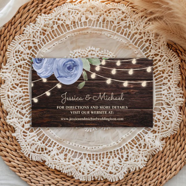 Rustic Wood String Ljus Blue Blommigt Bröllop Visitkort (Dusty blue watercolor floral and string lights on rustic wood wedding website enclosure card)