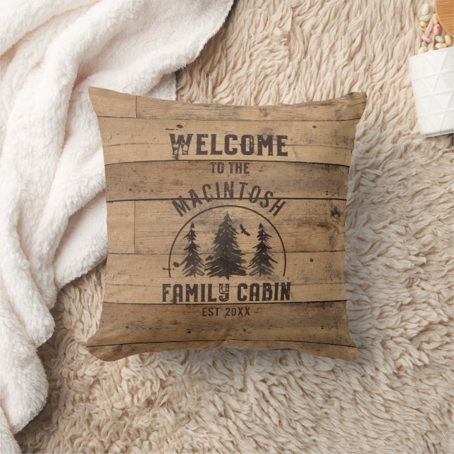 Rustic Wood WELCOME TO NAMN FAMILY CABIN Kudde (Filt)