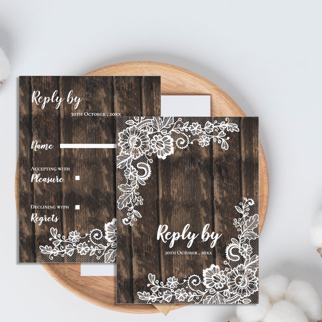 Rustic Wood White Blommigt Snöre Landsbyggsbröllop Vykort (Rustic Wood White Floral Lace Country Wedding RSVP Postcard)