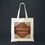 Rustic Wood & White Snöre Bridesmaid Bröllop Tygkasse<br><div class="desc">Bröllop till säcken för brudgummar. Rustic stil med träplankbakgrund och vit snöre-deka. Det finns fler artiklar i vår butik i stil. Du kan redigera designen ytterligare,  ändra färg,  typsnitt och lägga till extra genom att klicka på länken "anpassa ytterligare".</div>