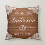 Rustic Wood & White Snöre Bröllop Kudde<br><div class="desc">Bröllopspresentens kudde. Rustic stil med träplankbakgrund och vit snöre-deka. Det finns fler artiklar i vår butik i stil. Du kan redigera designen ytterligare,  ändra färg,  typsnitt och lägga till extra genom att klicka på länken "anpassa ytterligare".</div>