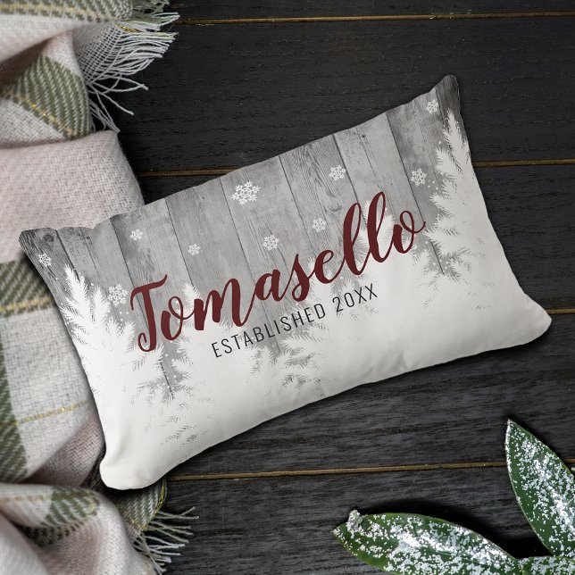 Rustic Wood Winter Gräs Träd Burgundy Namn Lumbarkudde (Rustic Wood Winter Pine Trees Burgundy Name Lumbar Pillow)