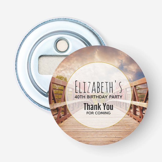 Rustic Wooden Bridge i Land på födelsedagen Flasköppnare (Framsidan)