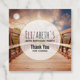 Rustic Wooden Bridge i Land på födelsedagen Gåvor Etiketter