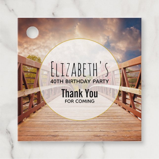 Rustic Wooden Bridge i Land på födelsedagen Gåvor Etiketter (Framsida)