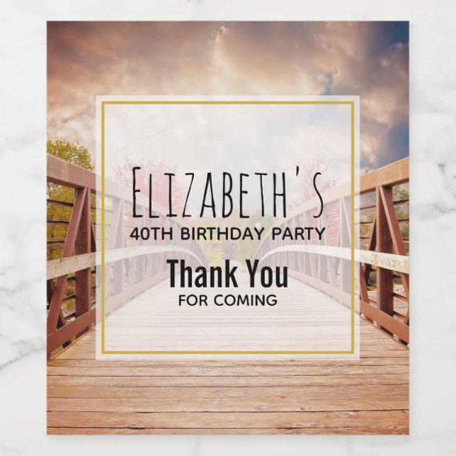 Rustic Wooden Bridge i Land på födelsedagen Vinflaska Etikett (Singel etikett)