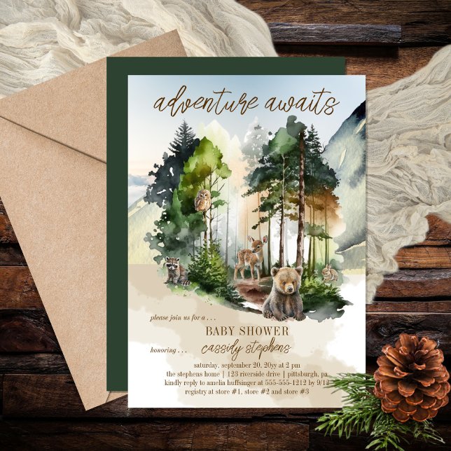 Rustic Woodland Äventyr Awaits Boy Shower Inbjudningar ("adventure awaits" with this rustic woodland bear and forest animals boy baby shower design.)
