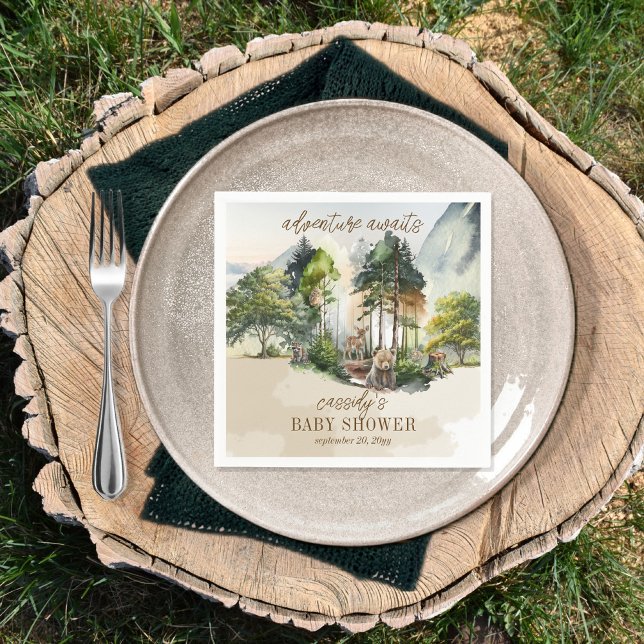 Rustic Woodland Äventyr Awaits Boy Shower Pappersservett ("adventure awaits" with this rustic woodland bear and forest animals boy baby shower design.)